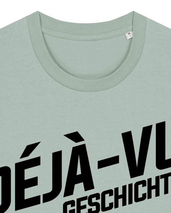 deja-vu-geschichte-logo-schwarz__stanley-stella-creator-2-0__aloe__front-detail Logo-Shirt aus Baumwolle | unisex, bio, OEKOTEX-100, schwarzer Druck | 🛜 DÉJÀ-VU GESCHICHTE