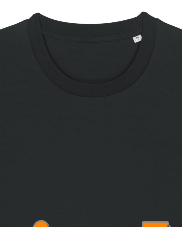 liedermacher-innen-logo__stanley-stella-creator-2-0__black__front-detail Logoshirt für Musik- und Podcastfans | unisex, bio, OEKOTEX-100, diverse Farben | 🛜 LIEDER:MACHER:INNEN
