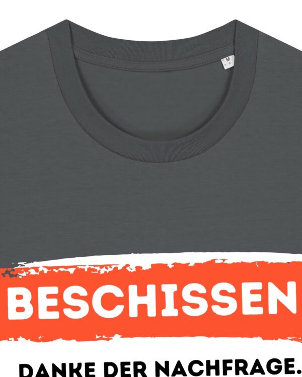 schmerzenssache-beschissen__stanley-stella-creator-2-0__anthracite__front-detail „Na, wie geht's?“-Shirt aus Baumwolle | unisex, bio, OEKOTEX-100, diverse Farben | 🛜 SCHMERZENSSACHE