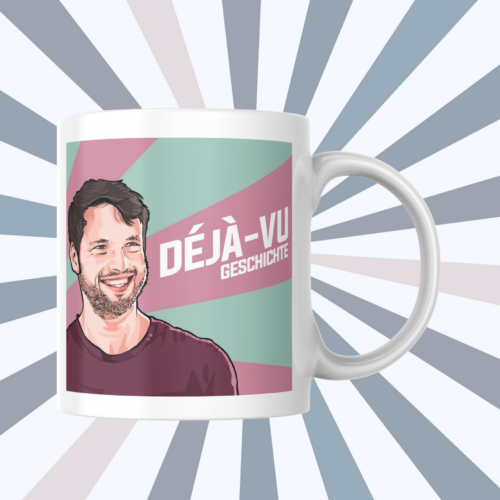 deja-vu-cover-plus-podmerch-front Tasse mit Cover für Kaffee, Tee und Podcast-Freunde | 325 ml, weiß | 🛜 DÉjÀ VU GESCHICHTE