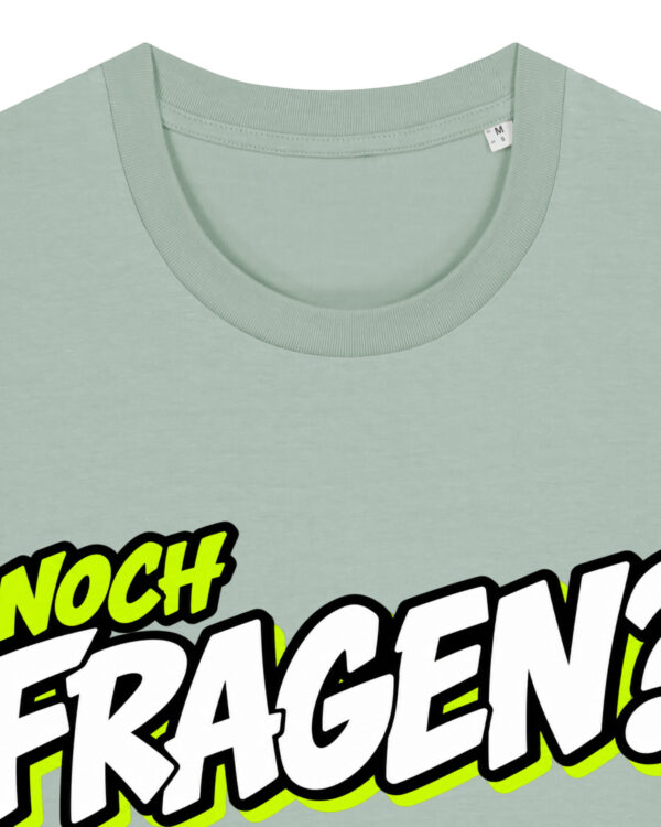 gerissen-wie-ein-lamm-schriftzug-fragen__stanley-stella-creator-2-0__aloe__front-detail „Noch Fragen?“-Shirt | unisex, bio, OEKOTEX-100, diverse Farben | 🛜 GERISSEN WIE EIN LAMM