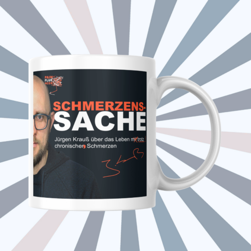 schmerzenssache-cover-plus-podmerch-front Tasse mit Cover für Kaffee, Tee und Podcast-Freunde | 325 ml, weiß | 🛜 SCHMERZENSSACHE